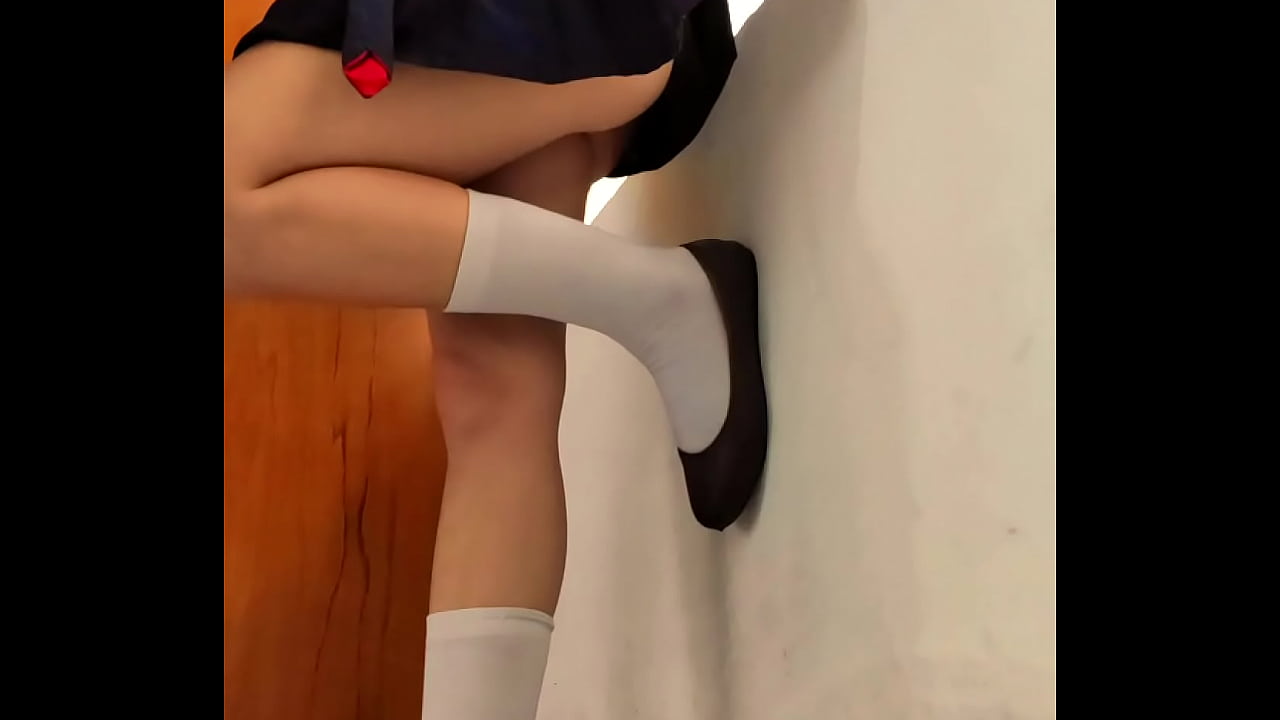 Jong schoolmeisje geneukt en klaargekomen bij het raam in een leeg klaslokaal