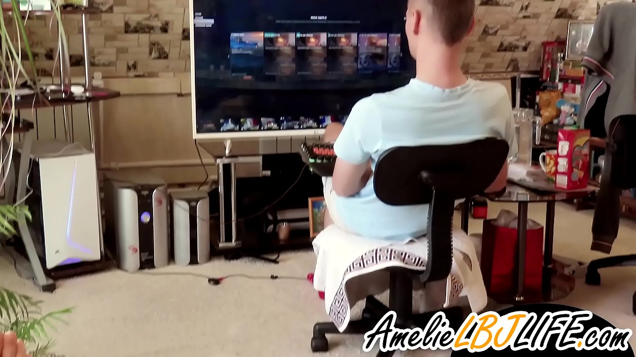 Meisje masturbeert met sexspeeltje voor vriendje om computerspelletjes te spelen