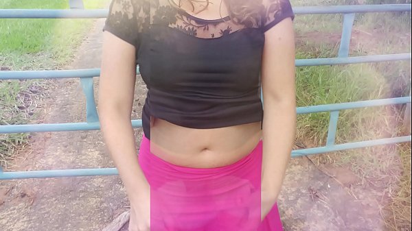 Spelen op de boerderij, een echte huisvrouw, bitch bitch en haar cuckolding man in het wild