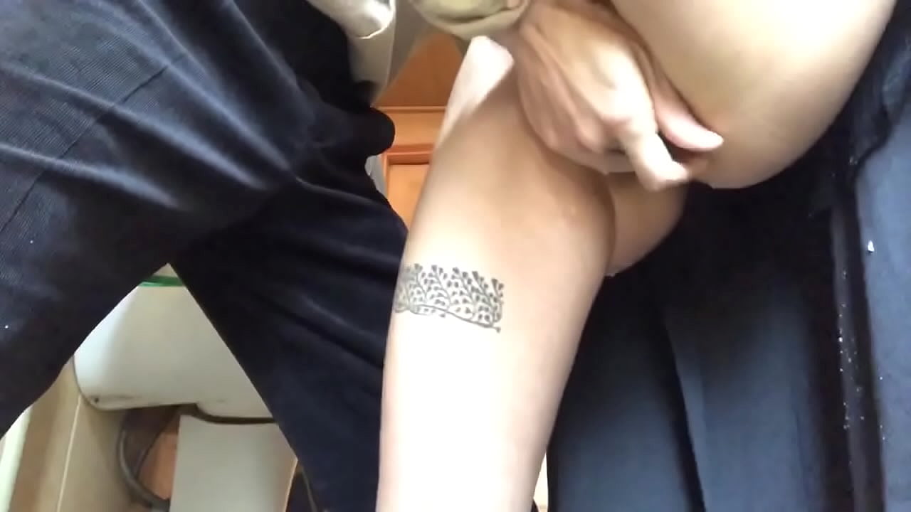 Squirt in de schoolbadkamer, een echt schuimend orgasme - mijn leraar deed zijn best