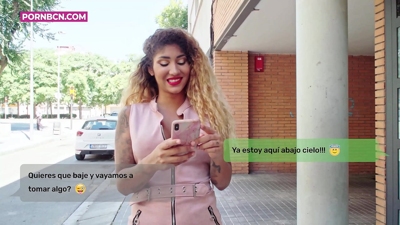 Ontrouwe vrouw die op het punt staat haar jonge minnaar hard te neuken terwijl haar man werkt. Latina met tieten en een dikke kont. Venus Aphrodite.