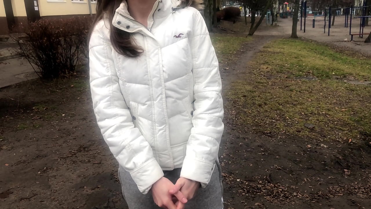 Vreemdeling voor het geld gezogen en geneukt. Russische Amateur. Met praten.