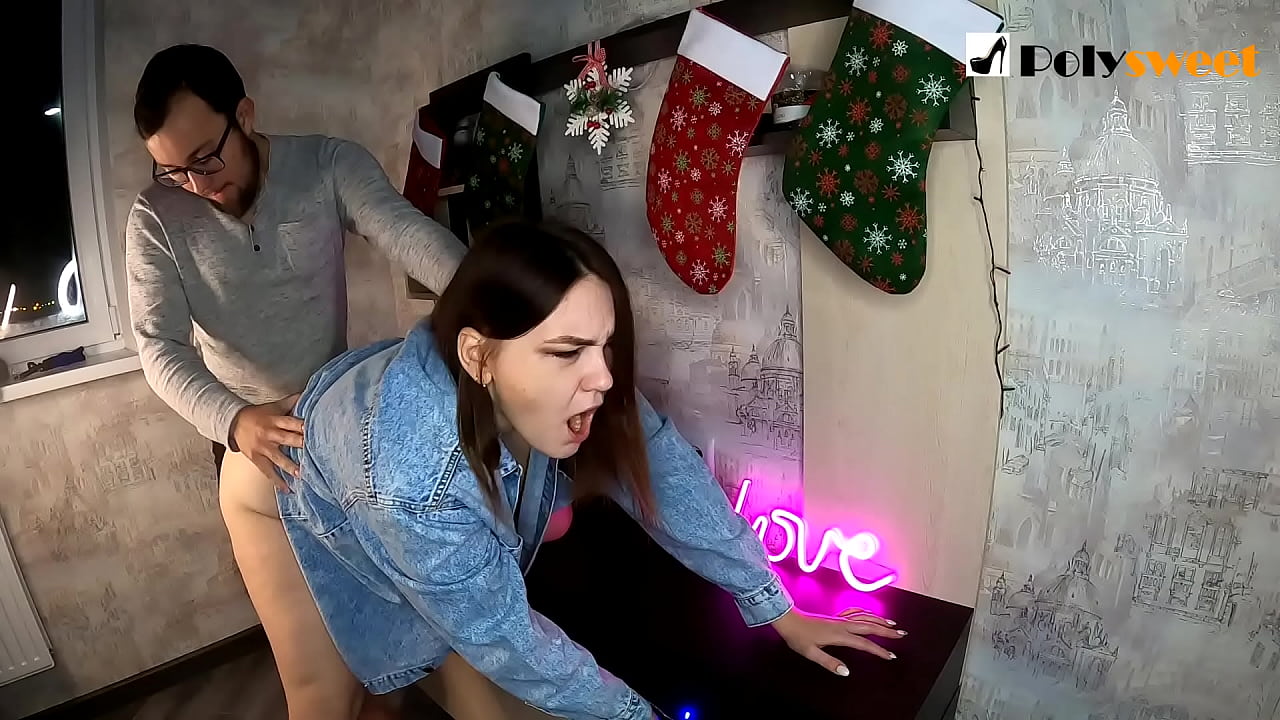 De man genoot ervan om een mooi meisje met een paardenstaart in de kont te neuken met zijn mond en lul