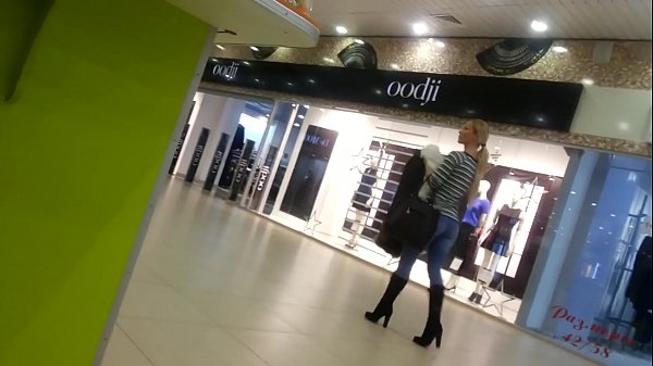 Coole chick in de supermarkt.